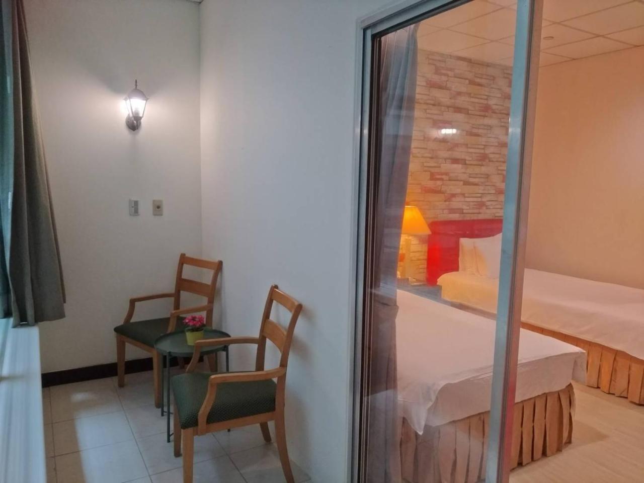 85 Eagle Hotel Kaohsiung Extérieur photo